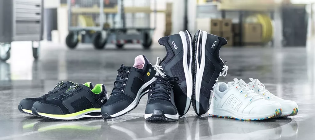 JALAS® Tempus lightweight safety shoes with sneaker design in a warehouse environment