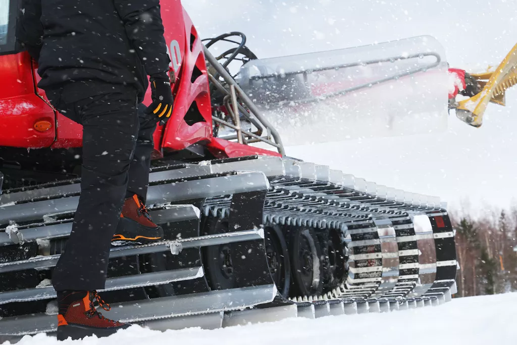 SkislopeJalas wit snow groomer wearing Jalas 1988 and Tegera 9130.jpg