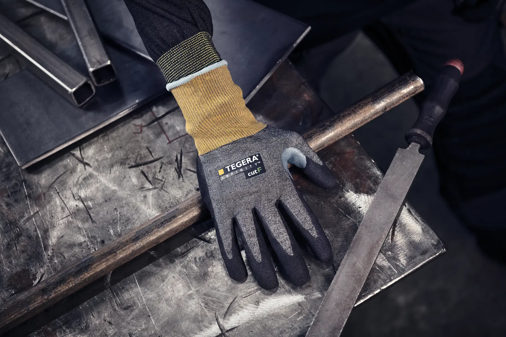 Cut resistant glove TEGERA Infinity 8815 Environment image