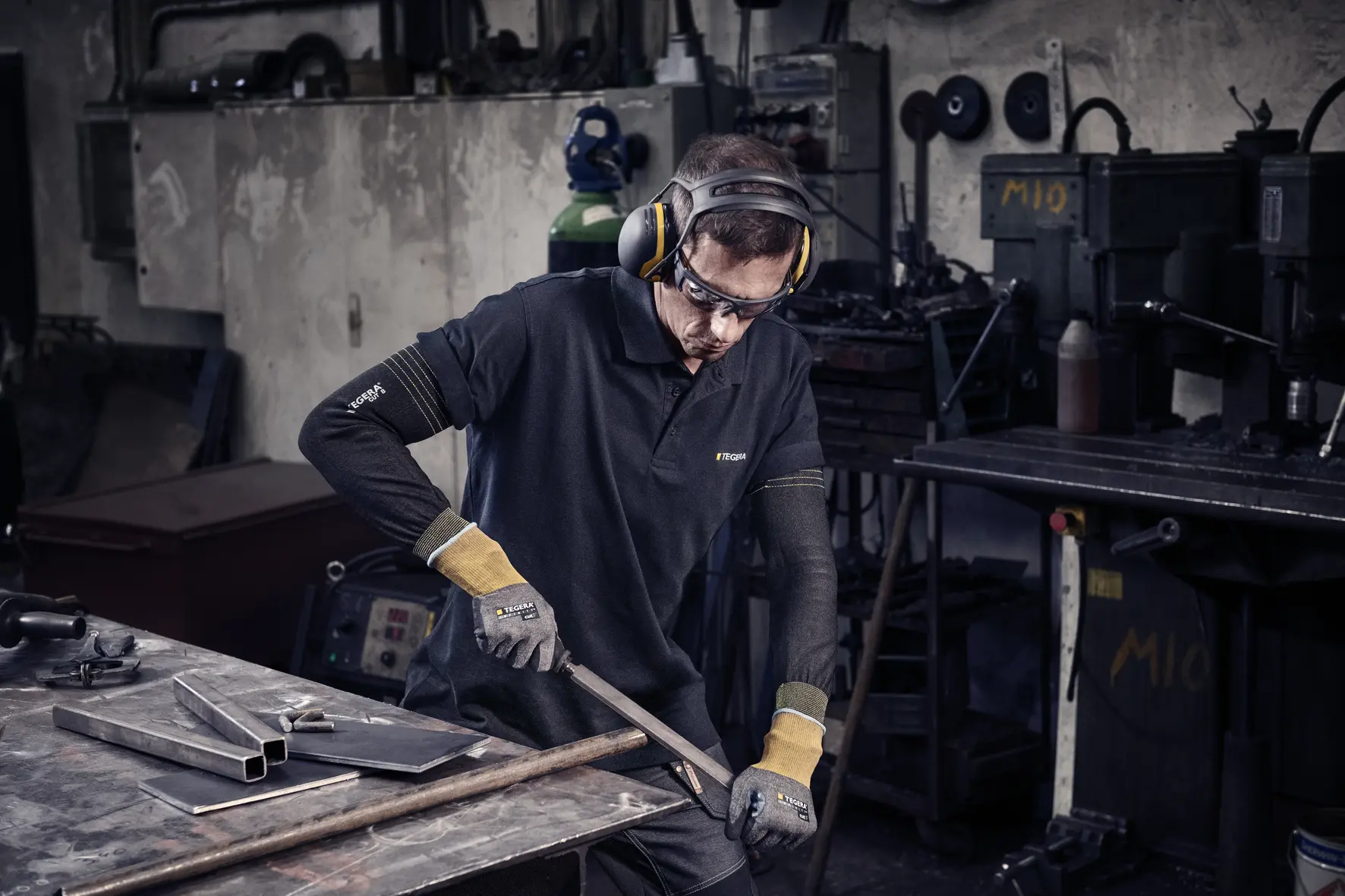 Cut resistant glove TEGERA Infinity 8815 Environment image