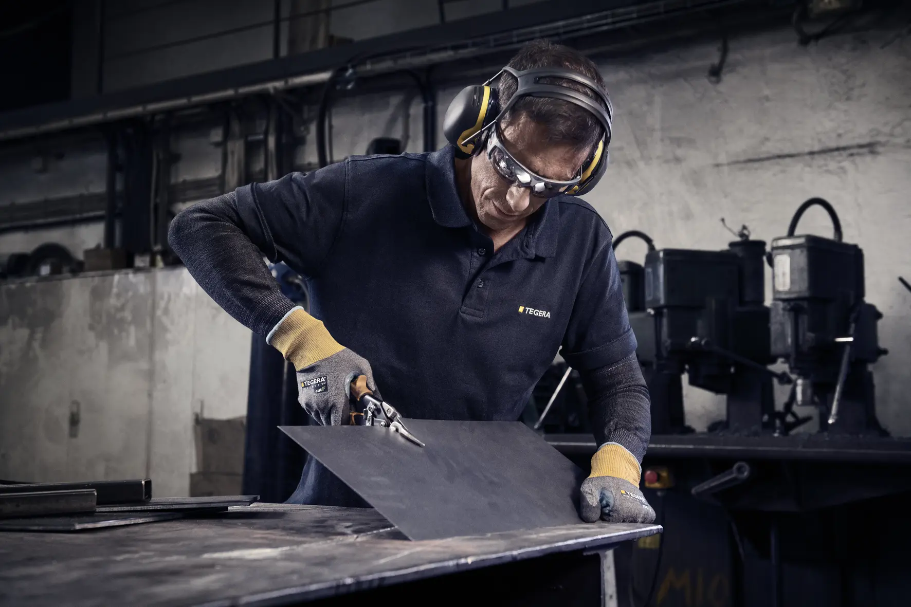Cut resistant glove TEGERA Infinity 8815 Environment image