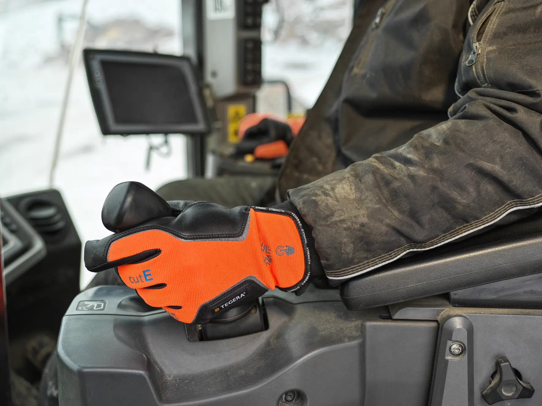 Cut resistant glove TEGERA Dynamic Strength 7799 Environment image