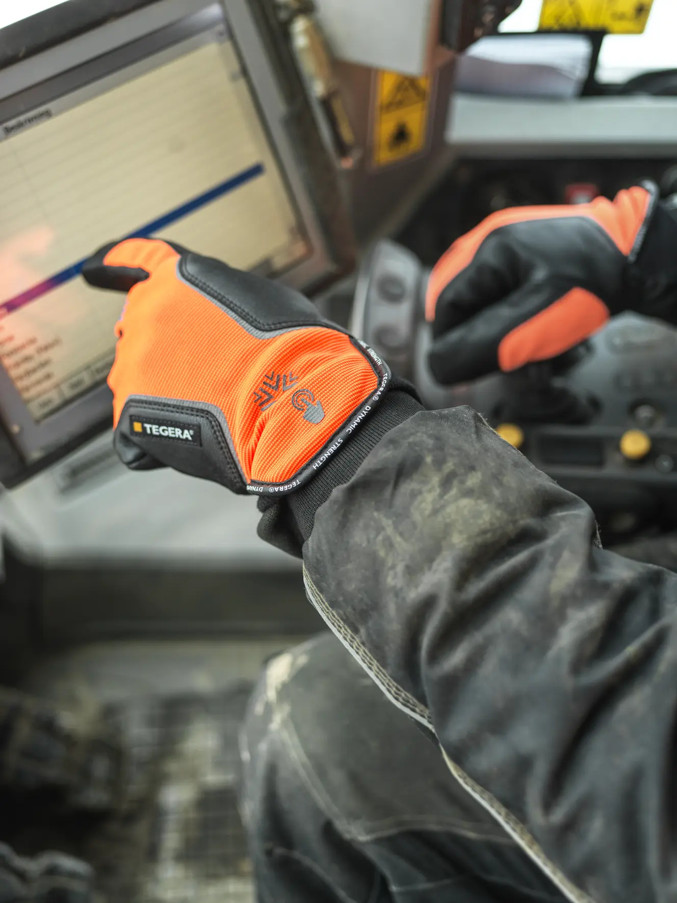 Cut resistant glove TEGERA Dynamic Strength 7799 Environment image