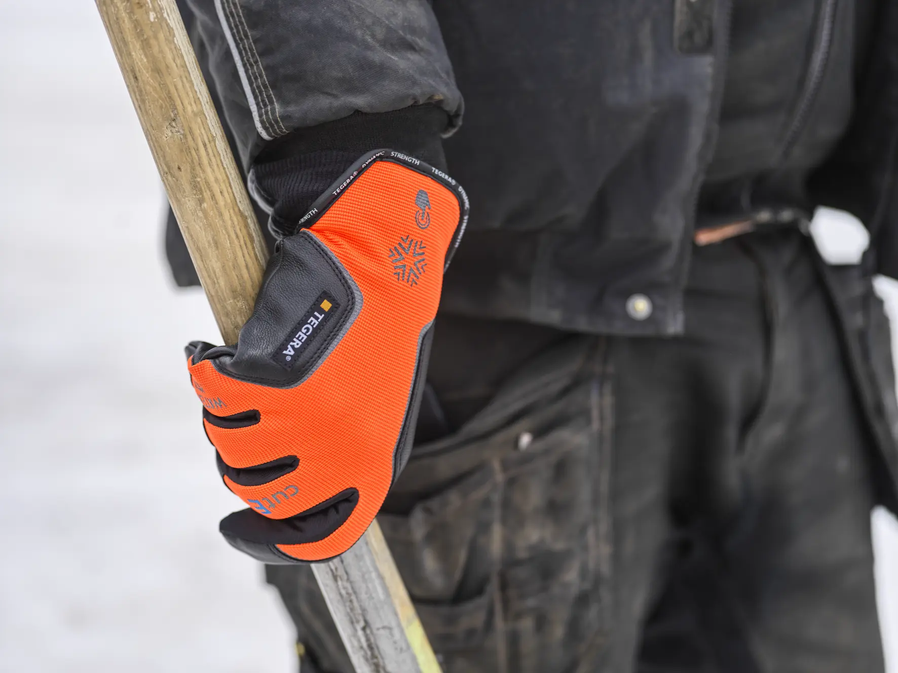 Cut resistant glove TEGERA Dynamic Strength 7799 Environment image