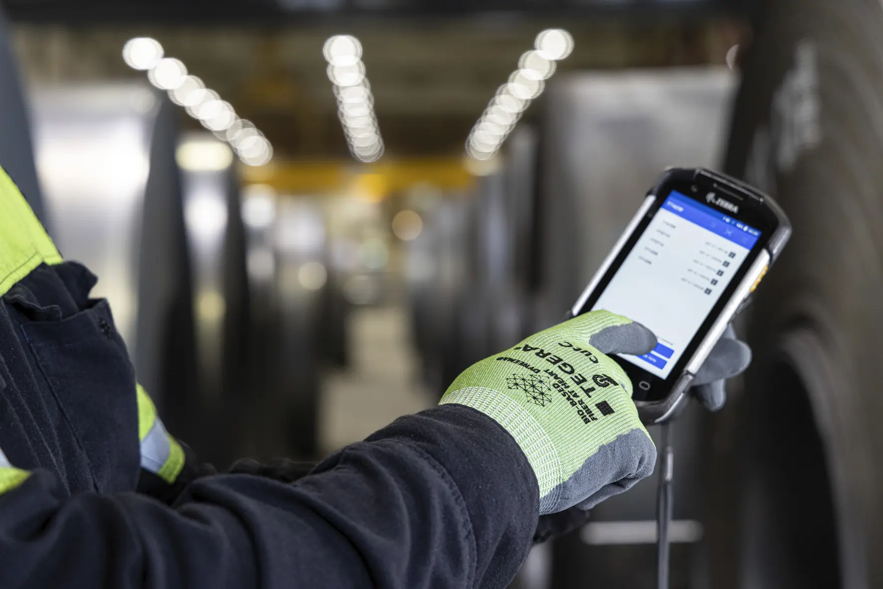 Cut resistant glove TEGERA 457R Environment image
