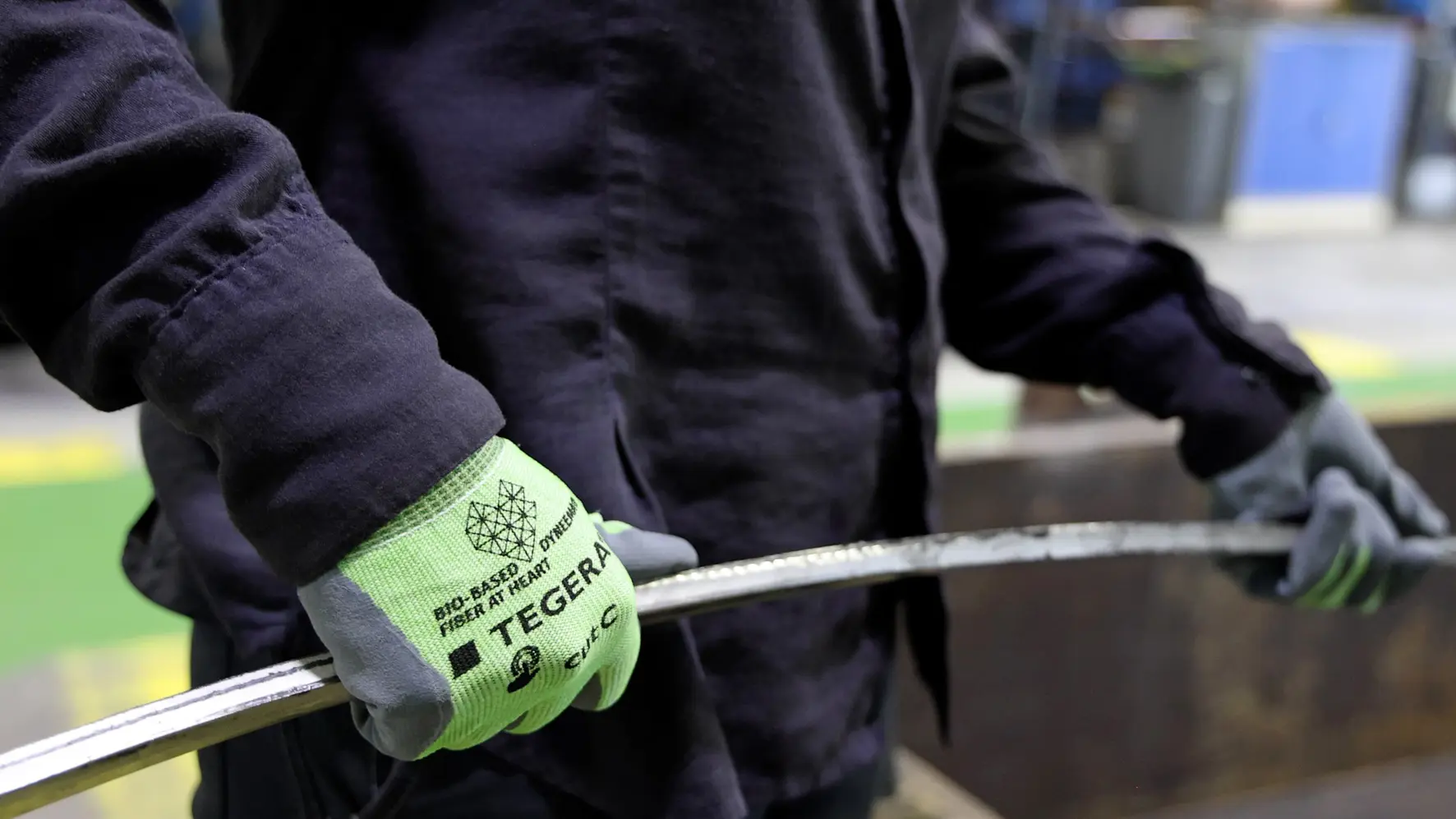 Cut resistant glove TEGERA 457R Environment image
