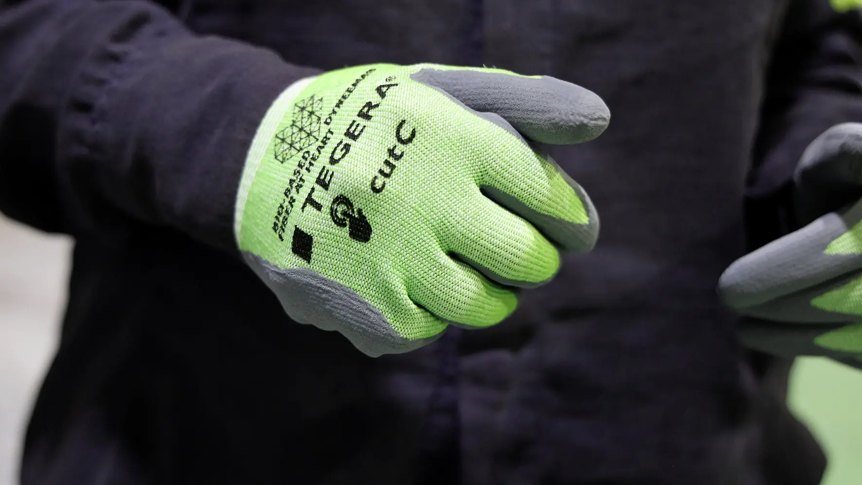 Cut resistant glove TEGERA 457R Environment image