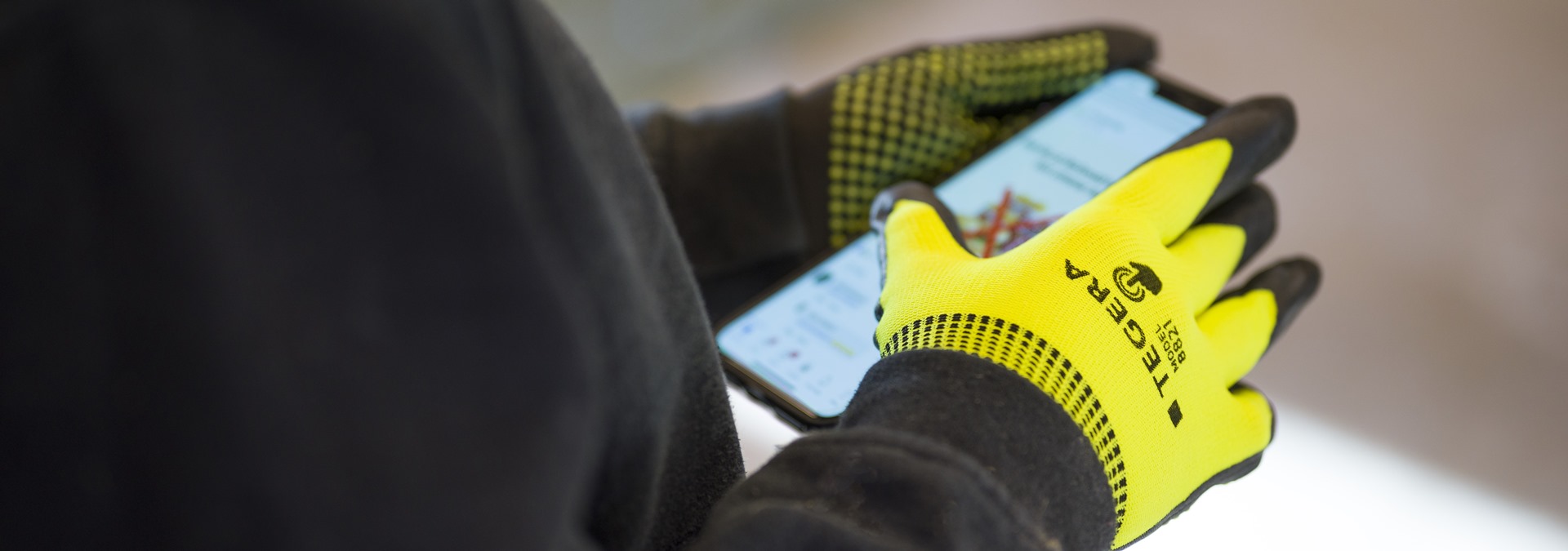 High visibility gloves with touchscreen function
